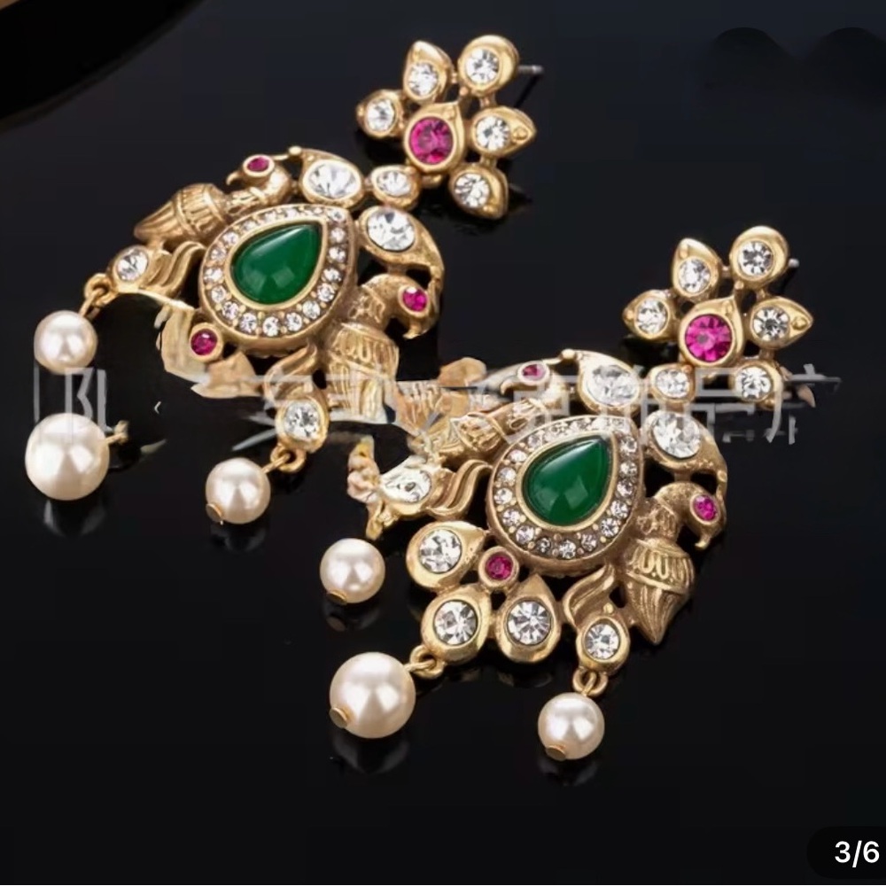 Beautiful vintage style Gold and Green Teardrop Earrings with Pearls